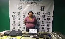 Detienen a presunta pandillera con armas, municiones y droga en Comayagüela