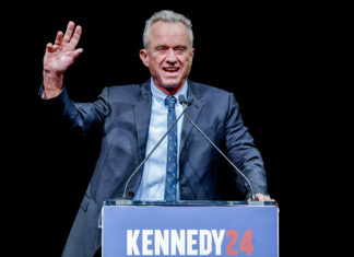 Robert Kennedy Jr. suspende su carrera por la Casa Blanca y apoya a Donald Trump