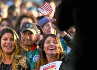El voto latino, el botín que los candidatos al Senado por Texas buscan hasta con corridos