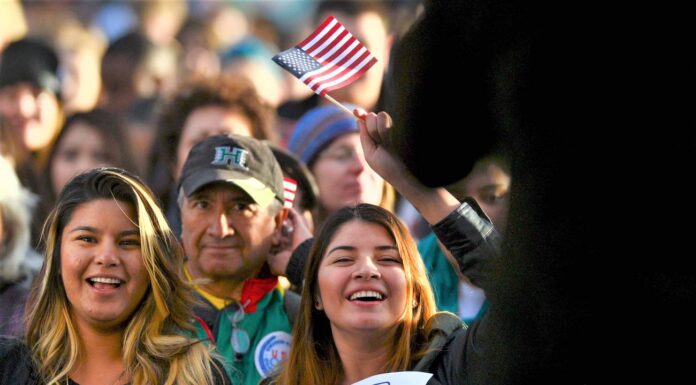 El voto latino, el botín que los candidatos al Senado por Texas buscan hasta con corridos
