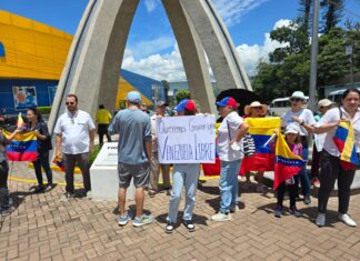 Venezolanos realizan protestas en Tegucigalpa apoyando a Edmundo González Urrutia; mientras militantes de Libre respaldan a Maduro