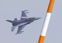 Un avión de combate F-16 estadounidense se estrella en Ucrania, según medios de EE.UU.