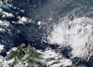 Ernesto se convierte en huracán al norte de Puerto Rico