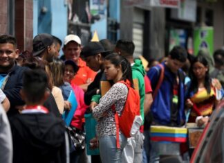 43% de los venezolanos piensan emigrar tras elecciones, según encuesta