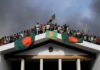 Levantamiento en Bangladesh: la primera ministra huyó a otro país, los manifestantes asaltan su residencia y los militares toman el poder