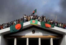 Levantamiento en Bangladesh: la primera ministra huyó a otro país, los manifestantes asaltan su residencia y los militares toman el poder