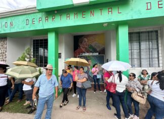 Docentes se toman la Departamental de Olancho en protesta contra las reformas a la Ley de Inprema