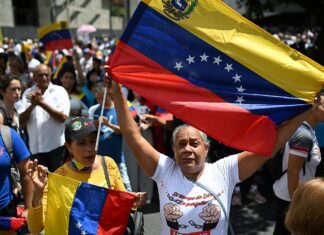 El chavismo se moviliza en Caracas con una «gran caravana de motorizados»
