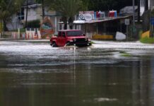 El huracán Ernesto azota a Bermudas, dejando al 75 % del territorio sin electricidad