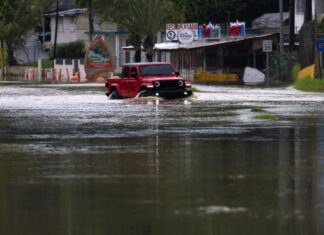 El huracán Ernesto azota a Bermudas, dejando al 75 % del territorio sin electricidad