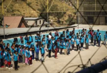 Niños migrantes se gradúan de primera escuela en albergue en la frontera norte de México