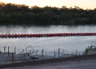 Texas promete seguir su pelea para mantener la barrera de boyas en la frontera con México