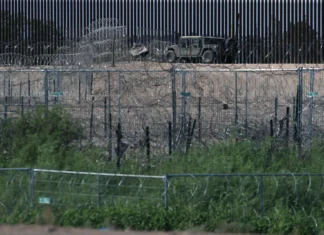 Texas amplía su controversial alambrada antimigrantes en la frontera con México