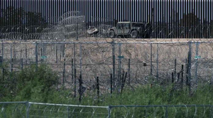 Texas amplía su controversial alambrada antimigrantes en la frontera con México