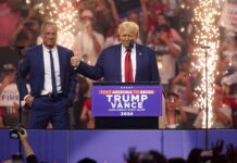 Donald Trump y Robert Kennedy Jr. comparten escenario por primera vez en campaña