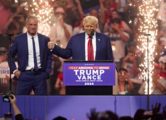 Donald Trump y Robert Kennedy Jr. comparten escenario por primera vez en campaña