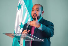 Ministro de Educación olvidó verso del Himno Nacional durante entrevista en vivo