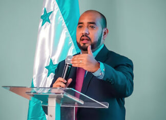 Ministro de Educación olvidó verso del Himno Nacional durante entrevista en vivo