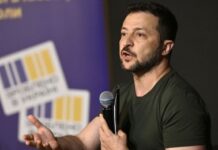 Presidente de Ucrania firma una ley que prohíbe los grupos religiosos vinculados a Rusia