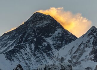 El Everest es tan alto y aún sigue creciendo por la erosión de un río cercano