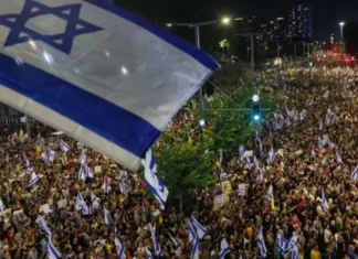 Cientos de israelíes protestan por tercer día consecutivo a favor de un acuerdo de rehenes y acusan a Netanyahu de «entorpecer” el acuerdo