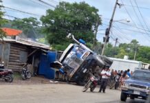 Maestro muere soterrado al caerle una rastra cargada de arena en Cofradía
