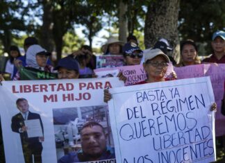 Decenas de salvadoreños buscan ayuda para demostrar inocencia de sus familiares detenidos