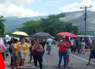 Padres de familia se toman carretera a Olancho, rechazando prohibición de desfiles patrios en esa vía