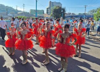 ¡Mucho patriotismo! Niños desfilan en conmemoración del 203 aniversario de la independencia de Honduras
