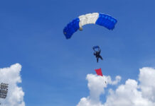 15 paracaidistas de las FFAA saltaron y emocionanaron a los asistentes en el Estadio Chelato Uclés