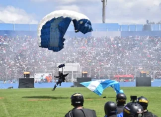 Un total de 24 paracaidistas, incluyendo una mujer, ofrecerán espectáculo el 15 de septiembre en el Estadio Nacional