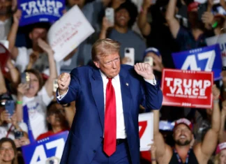 Casi la mitad de los líderes evangélicos latinos en EEUU respaldan a Trump, pocos a Harris
