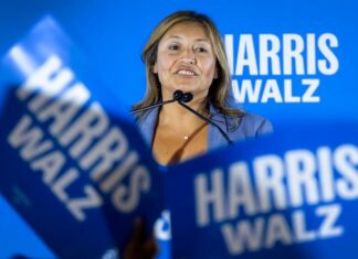 La jefa de la campaña de Harris advierte: La retórica de Trump tiene consecuencias reales