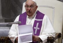 El papa pide «no cerrar puertas» a migrantes en plena pugna en Italia por pacto con Albania