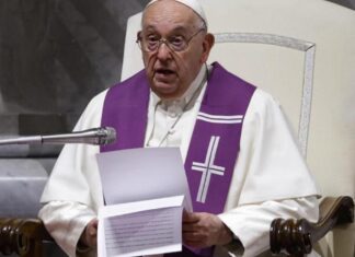 El papa pide «no cerrar puertas» a migrantes en plena pugna en Italia por pacto con Albania