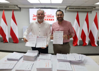 Roberto Contreras entrega 16 mil firmas para registrar corriente de Jorge Cálix en el PL