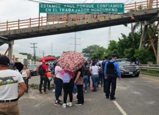 Exempleados de «Delta Cortés» protestan en Villanueva exigiendo el pago de sus prestaciones