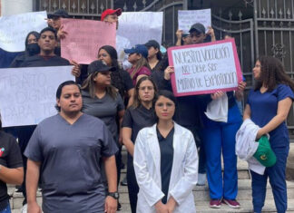 Estudiantes de la Unicah realizan plantón frente a instalaciones de la Secretaría de Salud