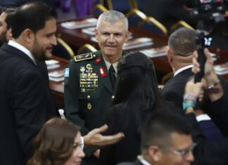 “Todos hemos sido testigos a luces de quiénes intentan violar la Constitución” señala jefe de las Fuerzas Armadas