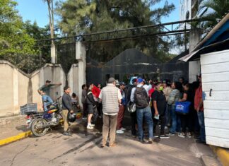 Colectivos de Libre se toman el ‘Mario Mendoza’, exigiendo cambio del jefe de RRHH de Sesal