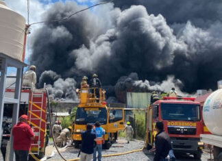 Voraz incendio estructural consume casa de repuestos en Comayagüela