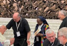 Papa Francisco recibe estola con imagen de la Virgen de Suyapa por parte del cardenal de Honduras