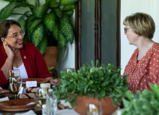 La presidenta Castro y la embajadora de EE.UU. estrechan «relaciones cordiales»