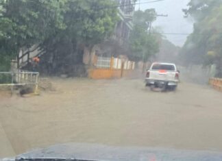 Reportan severas inundaciones en Roatán por efectos de ciclón tropical