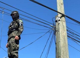 Desmantelan cámaras de vigilancia instaladas por maras y pandillas en postes capitalinos
