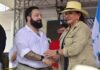 Presidenta Castro da la bienvenida a Luis Redondo tras juramentarse como miembro del Partido Libre