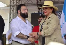 Presidenta Castro da la bienvenida a Luis Redondo tras juramentarse como miembro del Partido Libre