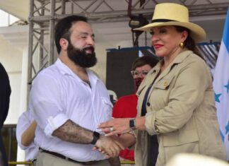 Presidenta Castro da la bienvenida a Luis Redondo tras juramentarse como miembro del Partido Libre