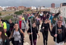 Un río de gente con cubos, escobas y agua sale a pie de Valencia para ayudar
