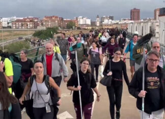 Un río de gente con cubos, escobas y agua sale a pie de Valencia para ayudar